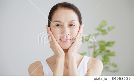 スキンケアするシニア女性(美容・ビューティー) スキンケアするシニア女性(美容・ビューティー) 84968559