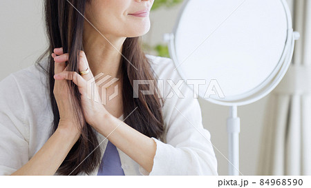 ヘアケアするシニア女性(美容・ビューティー) ヘアケアするシニア女性(美容・ビューティー) 84968590