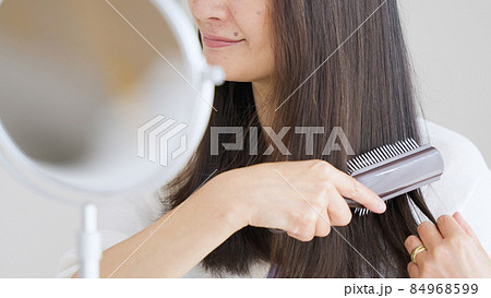 ヘアケアするシニア女性（美容・ビューティー） 84968599