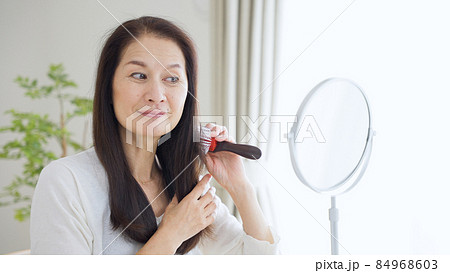 ヘアケアするシニア女性(美容・ビューティー) ヘアケアするシニア女性(美容・ビューティー) 84968603