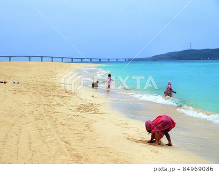 沖縄のビーチ、宮古島の海で遊ぶ子供達、沖縄県 84969086