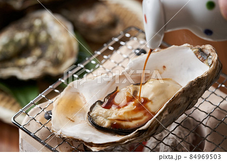 焼き牡蠣に醤油をかける 焼き牡蠣に醤油をかける 84969503