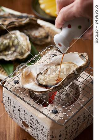 焼き牡蠣に醤油をかける 84969505