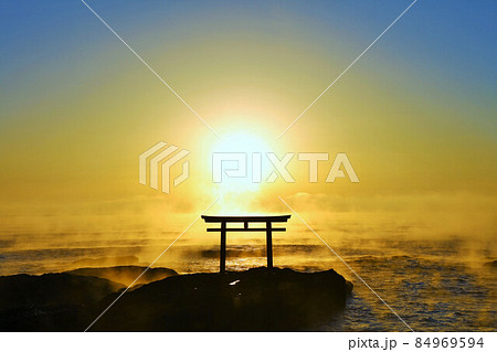 茨城県　大洗磯前神社の初日の出と毛嵐の風景 84969594