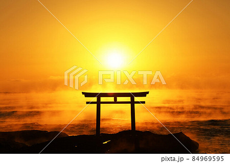 茨城県　大洗磯前神社の初日の出と毛嵐の風景 84969595