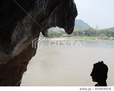 仏像のシルエット(パークウー洞窟・ルアンパバーン近郊/ラオス) 仏像のシルエット(パークウー洞窟・ルアンパバーン近郊/ラオス) 84969608