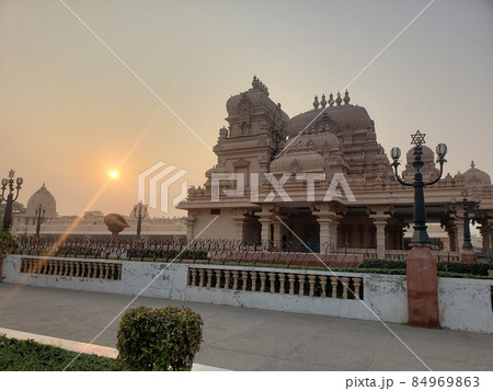 インド・デリーの町並み通りヒンドゥー教寺院夕焼け インド・デリーの町並み通りヒンドゥー教寺院夕焼け 84969863