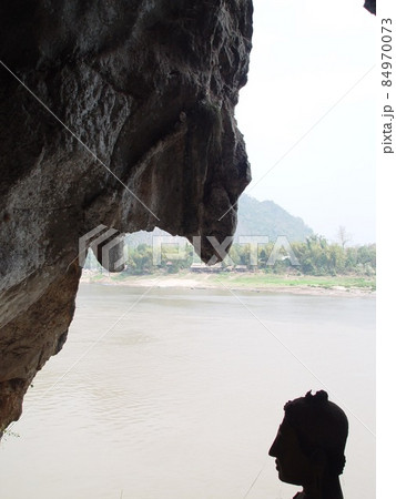 仏像のシルエット（パークウー洞窟・ルアンパバーン近郊／ラオス） 84970073