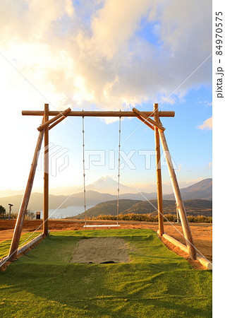 （神奈川県）箱根大観山から望む富士山　夕焼け 84970575