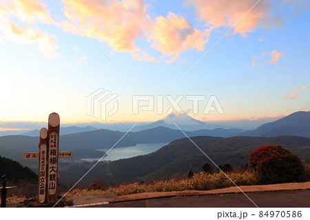 （神奈川県）箱根大観山から望む富士山　夕焼け 84970586