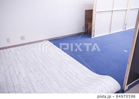 DIYで床にクッションフロアを張る作業 84970596