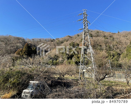 田舎の風景　使われなくなった車 84970789