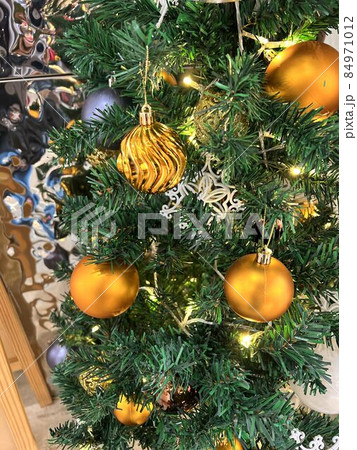 金色のオーナメント クリスマスツリー