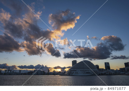 神戸港の夕景と光る雲 84971077