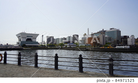 横浜港、象の鼻パークと大桟橋入口 84971525