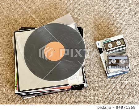 積み上げたレコードジャケットとレコード盤とカセットテープ_俯瞰 積み上げたレコードジャケットとレコード盤とカセットテープ_俯瞰 84971569