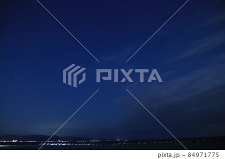 星の瞬く夜の海辺 星の瞬く夜の海辺 84971775