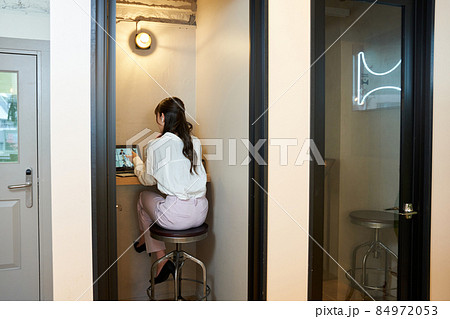 集中ブース　オンライン会議　ビデオ会議　テレビ会議　ウェブ会議　テレワーク　ズーム会議 84972053