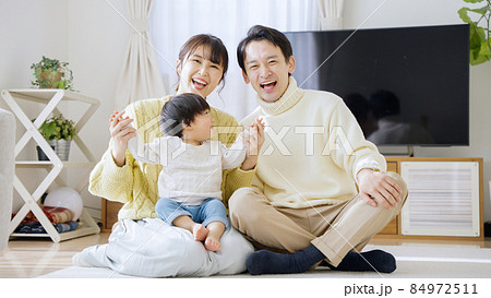 冬服の親子（家族・ファミリー・育児・子育て） 84972511