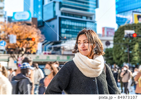 朝の通勤 ビジネスウーマン 渋谷スクランブル交差点 朝の通勤 ビジネスウーマン 渋谷スクランブル交差点 84973107