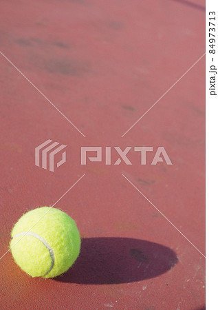 ハードコートに転がるテニスボール 84973713
