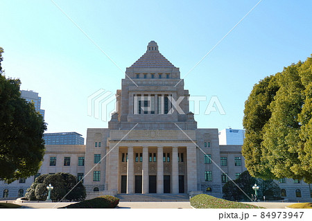 国会議事堂 東京都千代田区永田町1丁目 左側に衆議院、右側に参議院 国会議事堂 東京都千代田区永田町1丁目 左側に衆議院、右側に参議院 84973947