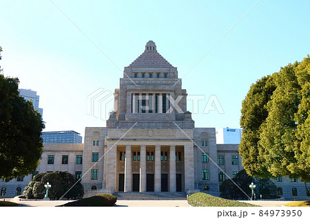 国会議事堂　東京都千代田区永田町1丁目　左側に衆議院、右側に参議院 84973950