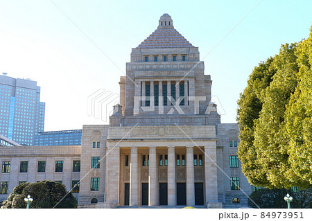 国会議事堂 東京都千代田区永田町1丁目 左側に衆議院、右側に参議院 国会議事堂 東京都千代田区永田町1丁目 左側に衆議院、右側に参議院 84973951