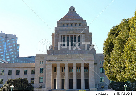 国会議事堂 東京都千代田区永田町1丁目 左側に衆議院、右側に参議院 国会議事堂 東京都千代田区永田町1丁目 左側に衆議院、右側に参議院 84973952