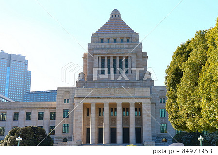 国会議事堂　東京都千代田区永田町1丁目　左側に衆議院、右側に参議院 84973953