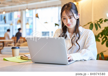 若い女性 84974580