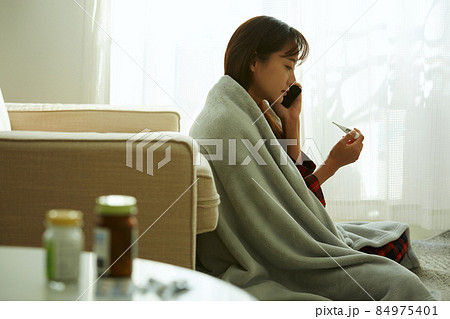体調不良の若い女性 84975401
