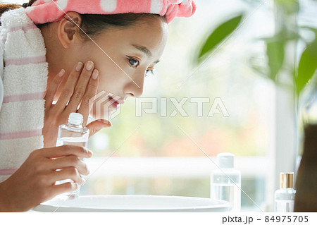 朝に洗顔をする若い女性 84975705