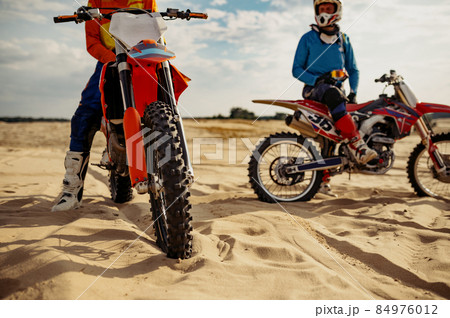Motocross riders team rest on extreme track 84976012