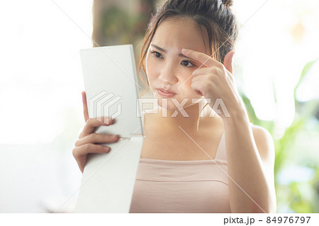部屋でスキンケアをする可愛い女性 部屋でスキンケアをする可愛い女性 84976797