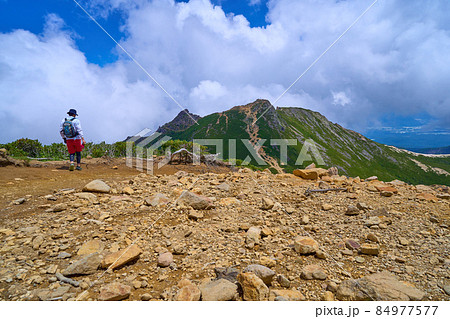 夏の北八ヶ岳 西天狗岳山頂から東天狗岳方面を見る 夏の北八ヶ岳 西天狗岳山頂から東天狗岳方面を見る 84977577