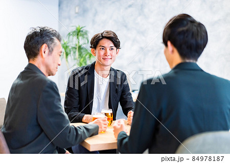 ビアバーでビールを飲むサラリーマン ビアバーでビールを飲むサラリーマン 84978187