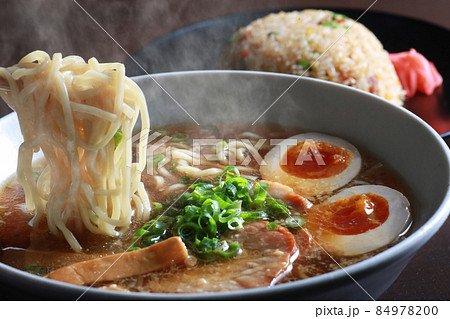 湯気の上がるシズル感のあるラーメン 84978200