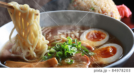 熱々の湯気の上がるラーメン 熱々の湯気の上がるラーメン 84978203