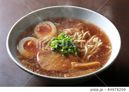 湯気の上がるシズル感のあるラーメン 湯気の上がるシズル感のあるラーメン 84978206
