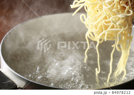 湯気の上がるシズル感のあるラーメン 84978212