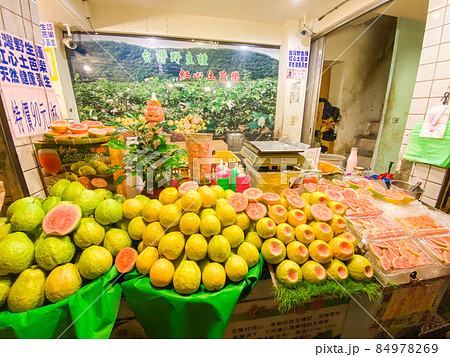 台北郊外・九份のグアバ売りの店 台北郊外・九份のグアバ売りの店 84978269