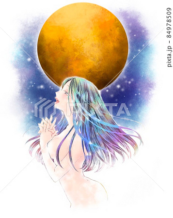上を見上げてほほえむ女性/満月 84978509