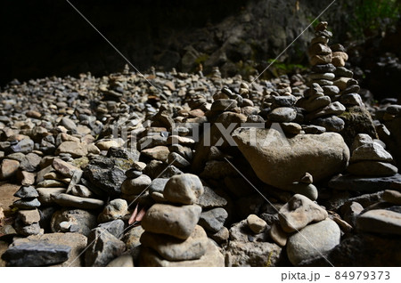 神話で天照大神が岩にかくれたと言い伝えられる天岩戸神社 84979373
