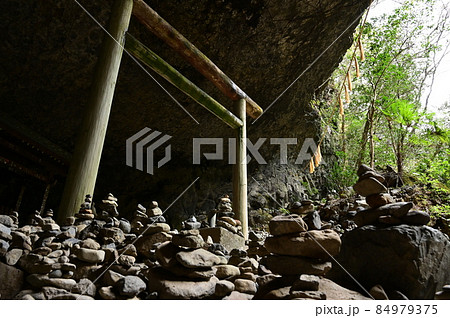 神話で天照大神が岩にかくれたと言い伝えられる天岩戸神社 神話で天照大神が岩にかくれたと言い伝えられる天岩戸神社 84979375