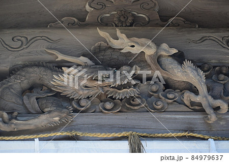 神社の入口の上にある龍の木彫りの写真素材 [84979637] - PIXTA