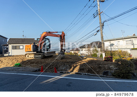 家の建て替えでショベルカーで更地にした土地 84979678