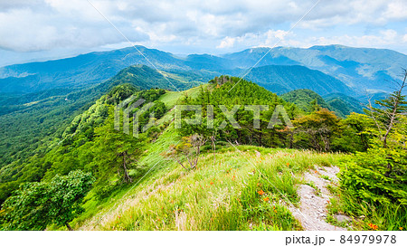 信州ビーナスライン・茶臼山登山（扉峠コース）　登山道から車山方面の眺め 84979978