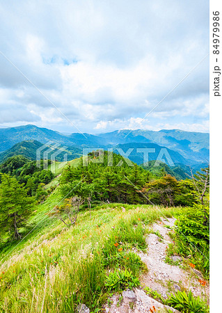 信州ビーナスライン・茶臼山登山（扉峠コース）　登山道から車山方面の眺め 84979986