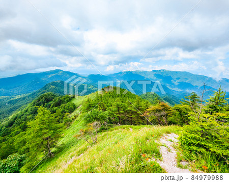 信州ビーナスライン・茶臼山登山（扉峠コース）　登山道から車山方面の眺め 84979988